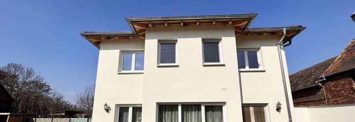 Hausansicht mit Terrasse