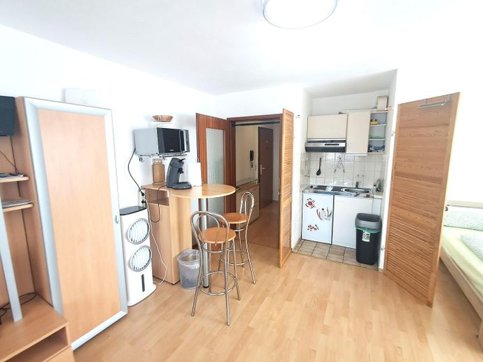 Appartamento di 1 locale in posizione centrale a 74072 Heilbronn – Wohnbereich/Einbauküche