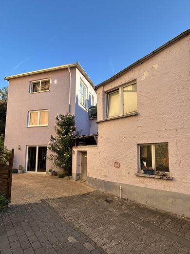 Einfamilienhaus in Bestlage von Gau-Algesheim – Eingang und vordere Terrasse
