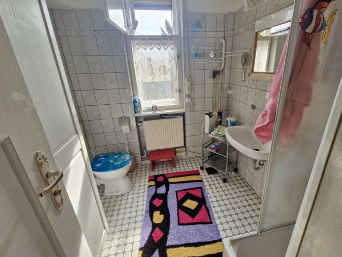 Stilvolle Landhausvilla - Wohnen mit Seele – helles Bad mit Dusche OG