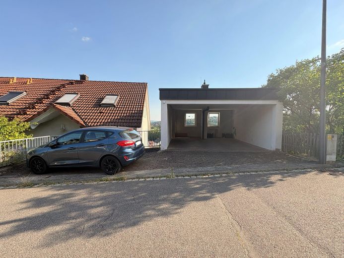 Wohnen wie im Haus: 4-Zimmer-Maisonette mit Talblick, Balkon und Carport – Stellplatz+Carportstellplatz