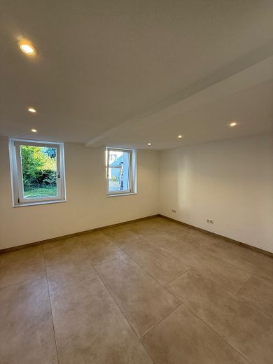 First occupancy after complete renovation | 2-room ground-floor apartment with fitted kitchen – Wohnzimmer