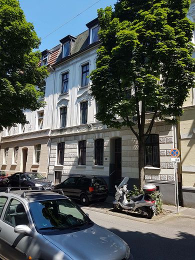 3,5-Zimmer-Altbauwohnung (90m²) im denkmalgeschützten Straßenzug – Straßenansicht
