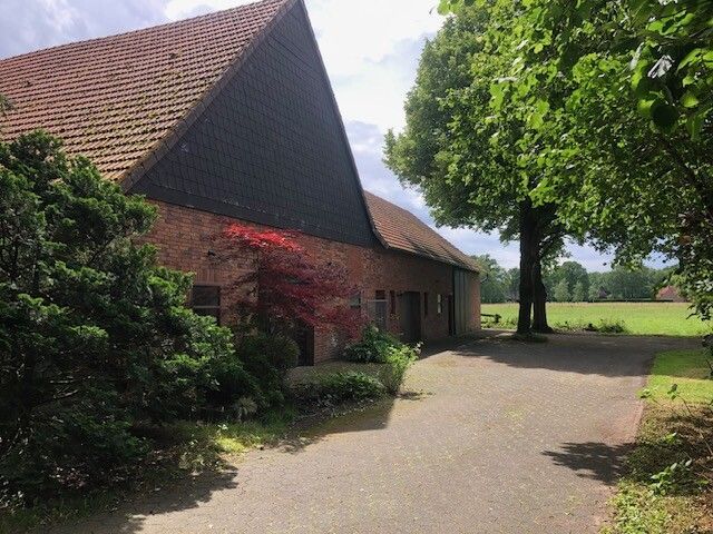 Großzügiger Resthof mit zwei Wohneinheiten, umfangreichen Nutzflächen und vielfältigem Entwicklungspotenzial – Titelbild