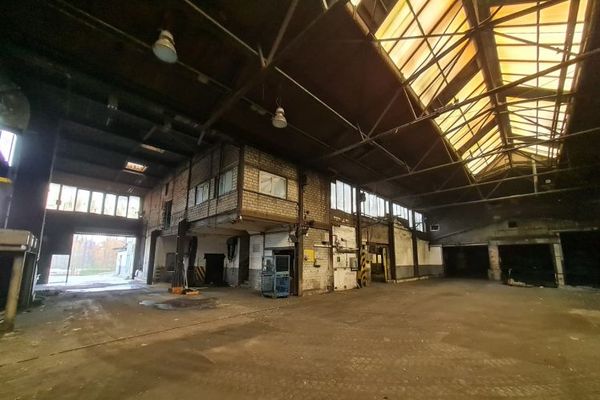 صناعات خفيفة - مجمع Unternehmerpark بين دوسلدورف وفوبرتال وإيسن بالقرب من الطريق السريع