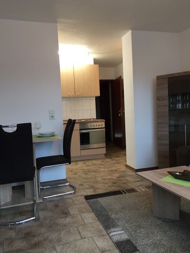 Schöne möblierte 2 ZKB Balkon Single-Wohnung in Pottum am Wiesensee – Essecke mit Blick in Küche