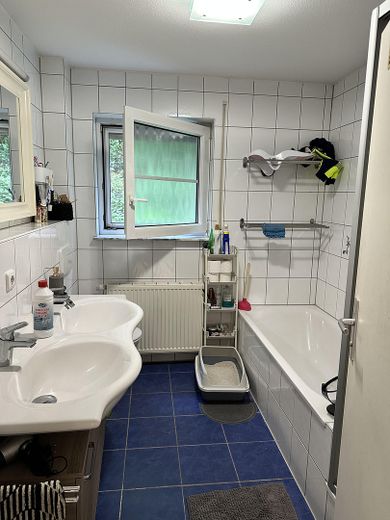 Attraktive 3,5-Zimmer-Wohnung mit Balkon, Aufzug & Tiefgarage in Horb a. N. – Badezimmer 