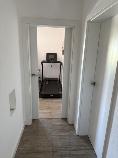 ETW mit gehobener Ausstattung und Fernblick in beliebtem Wohnviertel von Hengersberg – Flur - Arbeits-Kinderzimmer