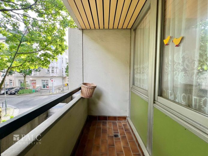 Bezugsfrei: Helles City-Apartment mit Balkon, EBK &amp; Aufzug in Top-Lage – Balkon