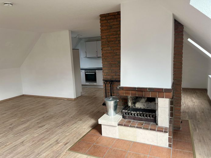 Charmante 4-Zimmer-Maisonette mit Kamin & Einbauküche in Seevetal-Ohlendorf – Wohnbereich mit Kamin