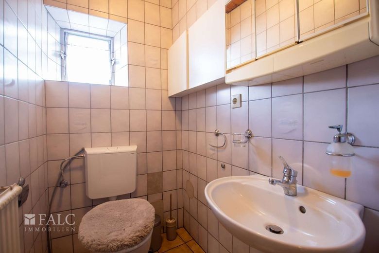 Dużo miejsca na Twoje marzenia! Zagroda z domem mieszkalnym, stodołą i garażami – Gäste WC