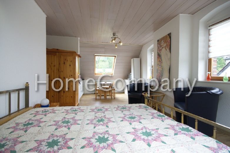 Freundliches Dachgeschoss in einem denkmalgeschützten Zweifamilienhaus – 239f19312ea147da8271e078549be715e23907d5.jpg