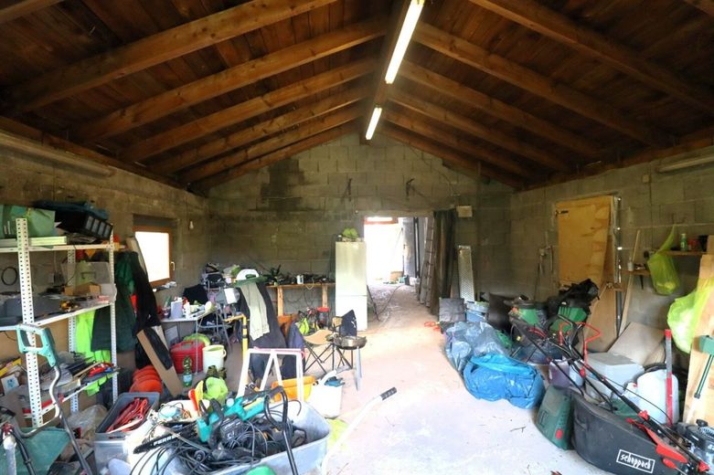 Preisknaller! Bauland und Handwerkerhaus - Stall, Scheune, Werkstatt, Garage bei Bamberg und Ebern – Die großzügige massive Scheune Werkstatt von Innen