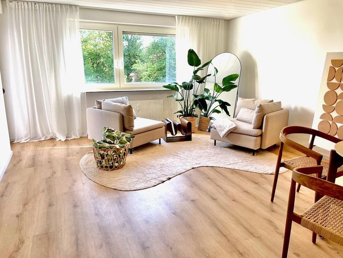 HELLE, MODERNISIERTE UND LICHTDURCHFLUTETE 3-ZIMMER-WOHNUNG MIT SÜDBALKON IN BÖBLINGEN-DAGERSHEIM – Wohn- und Esszimmer