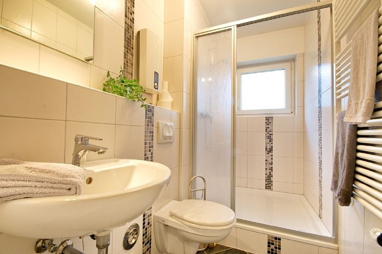 Attractive city apartment in Essen’s Rüttenscheid district: tastefully furnished, 1000 Mbit high speed internet access possible, side street in extremely popular residential area – a77ff4bc8b62a4fcfb6f6c2e3424f6684333780c.jpg