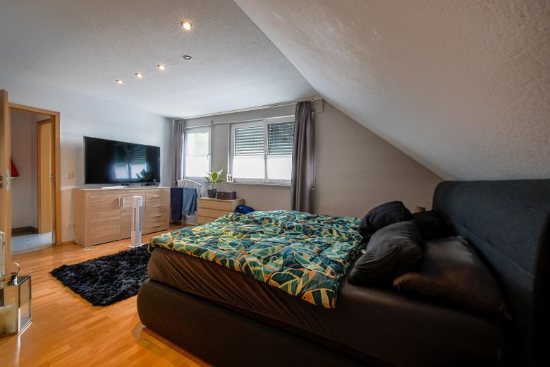 Außergewöhnliche 2-Zimmer-Dachgeschosswohnung mit Kamin, Vollbad, Balkon & ausgebautem Dachboden – Schlafzimmer_Bild2