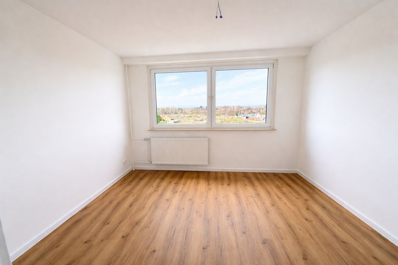 Kernsanierte 3-Zimmer-Wohnung mit moderner Einbauküche in zentraler Lage – Schlafzimmer 