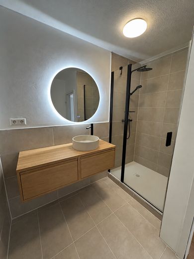 Appartement lumineux de 3 pièces dans un emplacement central – première occupation après rénovation – Photo 2