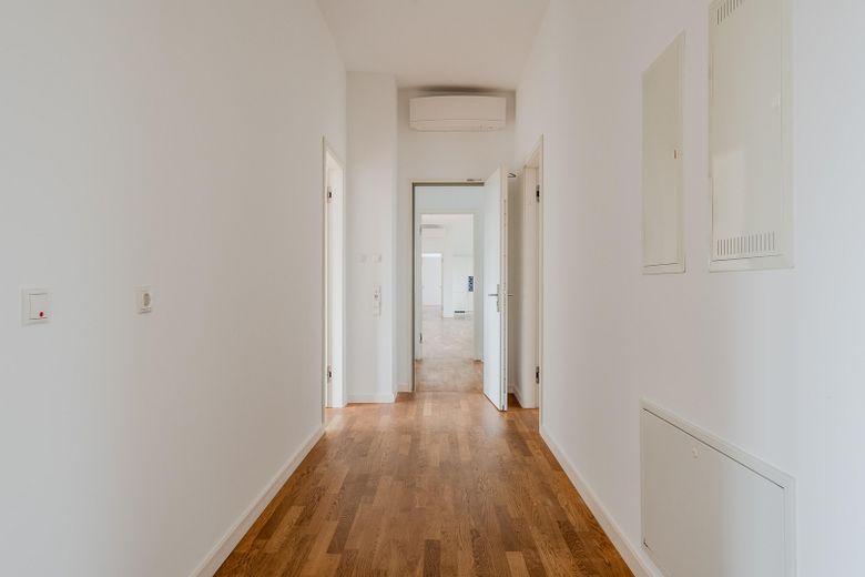 Dachgeschosswohnung direkt am Boxhagener Platz ! 7-Zimmer ! Provisionsfrei ! – Flur