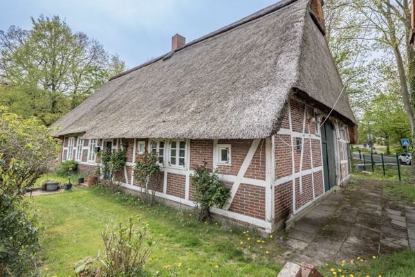 Historisches Reetdachhaus im Dollener Ortskern sucht einen neuen Eigentümer!