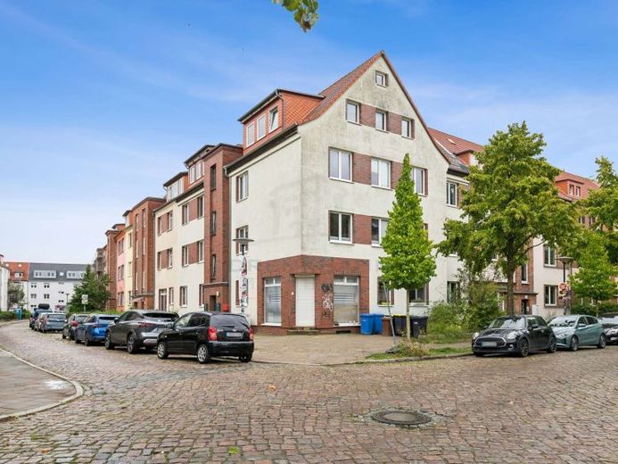 Sadece izlemek yerine tam merkezde: Rostock’ta modern ankastre mutfaklı şirin çatı katı dairesi – Fotoğraf 1