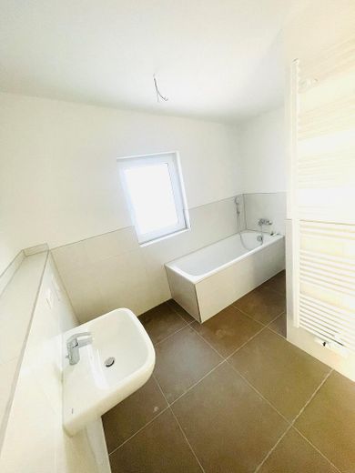 Bad mit Wanne und Dusche im Ob