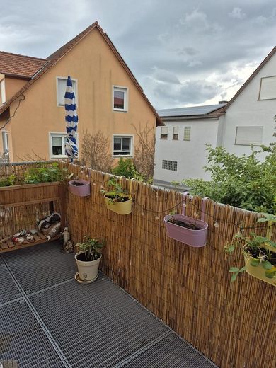 Ruime, lichte 4-kamerwoning met balkon, open haard en parkeerplaatsen (laag-energiebouw) – Balkon
