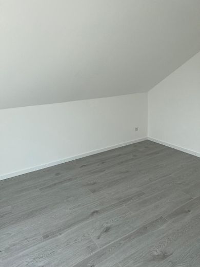 MODERNE 3-ZIMMER-DACHGESCHOSSWOHNUNG MIT BALKON, LOGGIA & EINBAUKÜCHE IN KARBEN – Photo 4