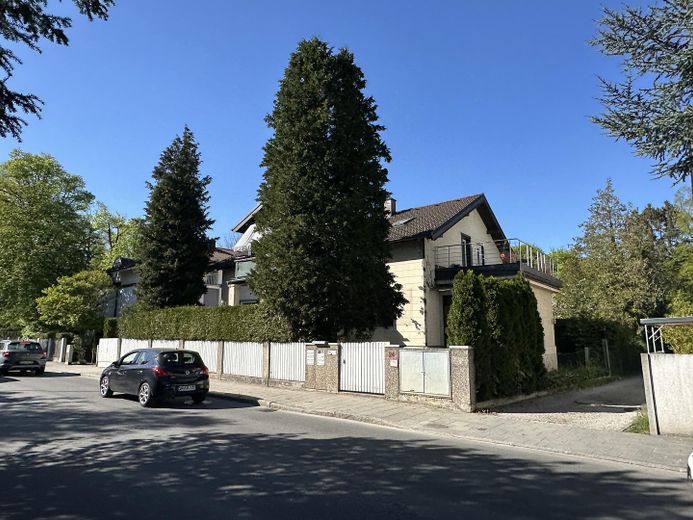 Charmantes freistehendes renovierungsbedürftiges Einfamilienhaus/Kapitalanlage von Privat – Photo 2