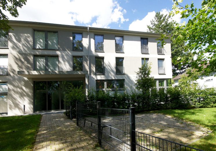 Modernes Loft mit 3,40 m Raumhöhe – Wohnen & Arbeiten in Top-Lage Pasing-Obermenzing – Hauseingang und Loft