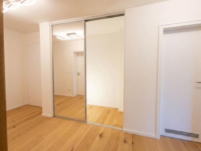 Große Nische mit Spiegeltüren