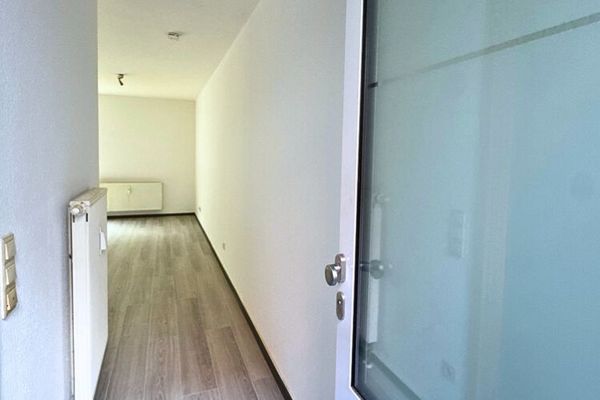 Renovierte 1-ZKB-Wohnung mit Stellplatz + Kellerraum