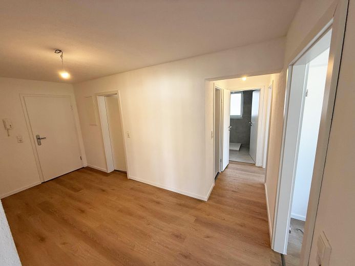 Frisch komplettsanierte 4-Zimmer-Wohnung mit Einbauküche & Balkon in Stuttgart-Bad Cannstatt – Flur