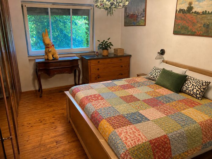منزل متين لأسرة واحدة إلى أسرتين على قطعة أرض مساحتها 1.078 م² – Schlafzimmer EG (KI bearbeitet