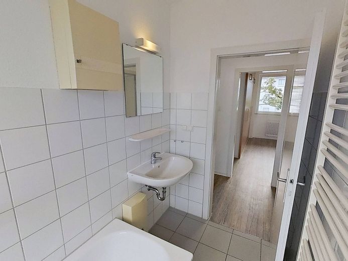 Komfortabel ausgestattete 4-Zimmer-Wohnung mit BALKON – Ansicht II: Bad I