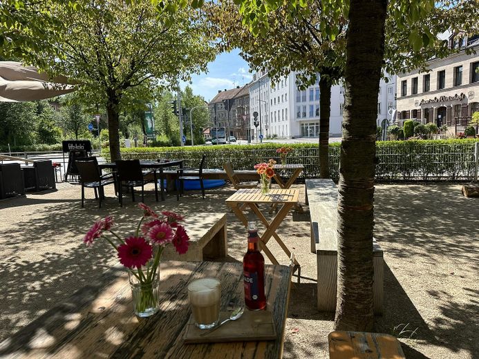 nettes Cafe gegenüber