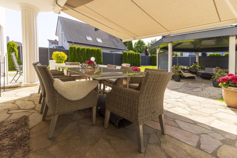 Viel Platz, wenig Energiekosten – Neuwertige Stadtvilla auf 367 qm  A+ – Terrasse 2