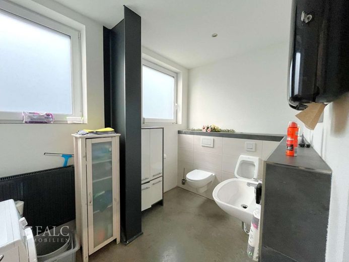 Moderne Gewerbeimmobilie mit vielseitigen Nutzungsmöglichkeiten – WC OG