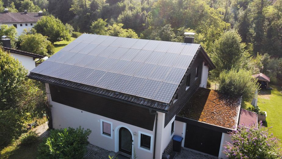 Rarität in Prien – Einfamilienhaus am Fluss Prien mit Bergblick, Wintergarten & PV – Haus, PV und Grundstück