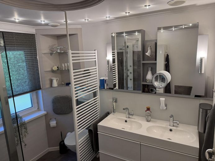 Your home and, optionally, your workplace in one location – living with your own practice or office unit – Badezimmer