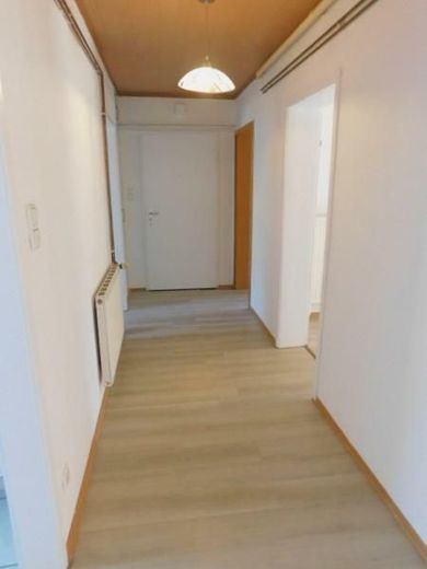 4-Zimmer-Eigentumswohnung 84m² mit Balkon &amp; Fernblick - sofort bezugsfrei in Idar-Oberstein – SB2 Whg. Eingang