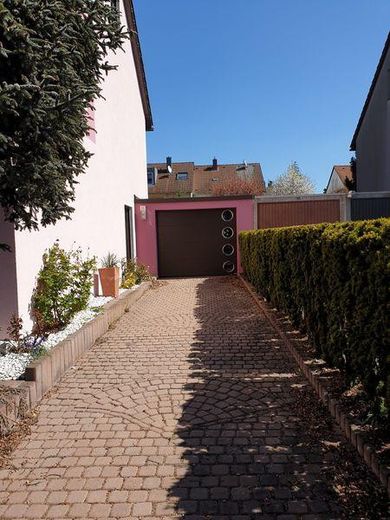 Charmantes Reihenendhaus in Nürnberg-Erlenstegen – Einfahrt und Garage