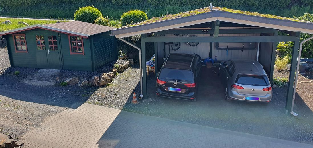 Carport und Gartenhaus