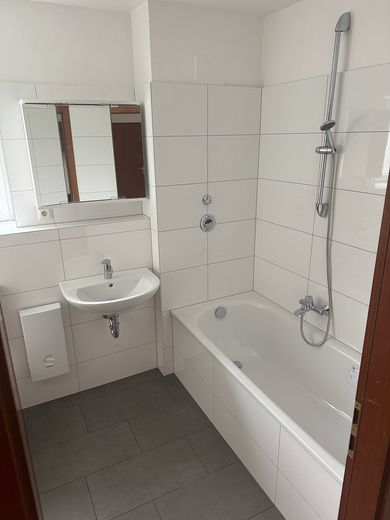 ***Gruntownie wyremontowana łazienka z oknem, balkon południowo-zachodni z dużą ilością słońca, położony wśród zieleni*** – Zdjęcie 8