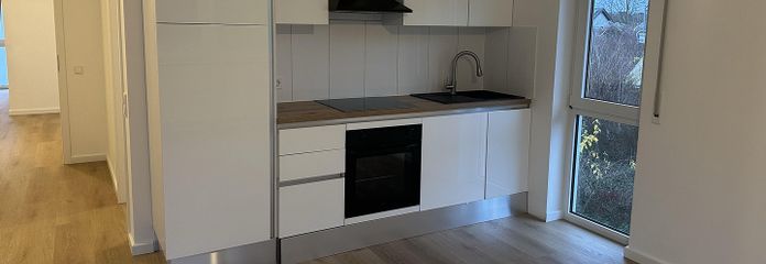 Kernsanierte 3-Zimmer-ETW, 2 Stellplätze, 900 € Kaltmiete, Provisionsfrei – Wohnzimmer/Küche