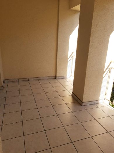 2 Zimmerwohnung in Stadtmitte, mit Loggiabalkon, Aufzug, Einbauküche, neu zu vermieten – Balkon
