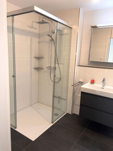 Appartement neuf moderne de 2 pièces avec cuisine, balcon et 2 places de stationnement à Nürtingen-Oberensingen – Bad