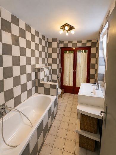 Einfamilienhaus in Bestlage von Gau-Algesheim – Badezimmer 1.OG