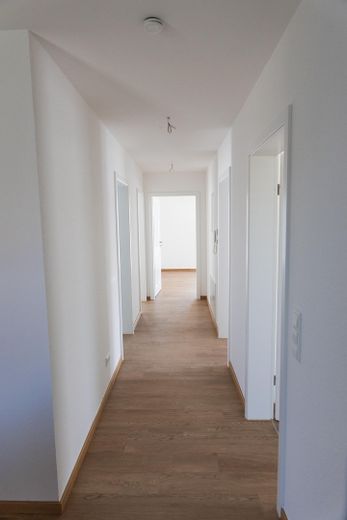 Besondere Maisonette-Wohnung (5,5 Zimmer) mit Balkon, EBK und Stellplatz – Flur OG