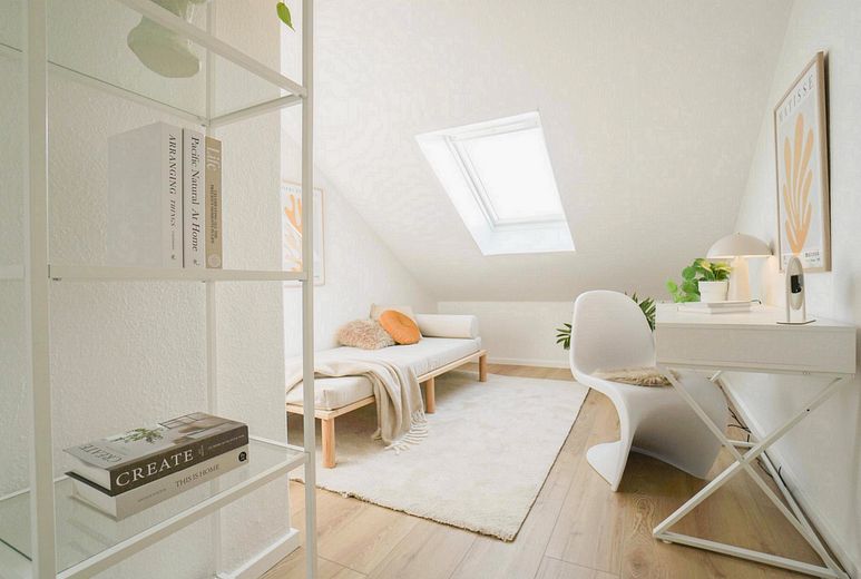 Mitten in der Stadt – helle 3-Zimmer-Wohnung mit guter Verkehrsanbindung- provisionsfrei – Mansardenzimmer